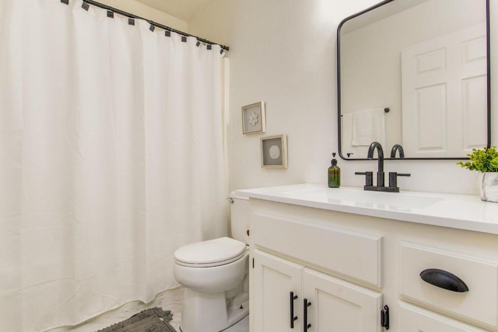 New! Close To Beach, Cozy, New Beds & Family Friendly 纳瓦拉 外观 照片